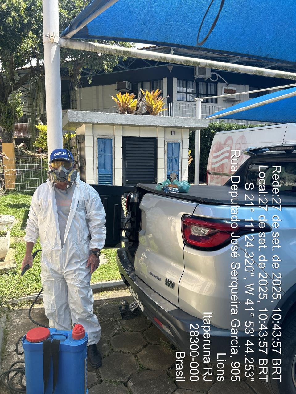 Funcionário da Dedetizadora Solutions realizando serviço em Campos dos Goytacazes